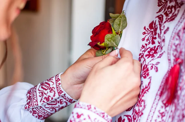 Mädchen kleidet Bräutigam boutonniere auf dem Hemd — Stockfoto