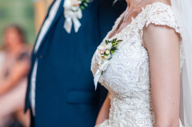 Damat ve gelin kilisede kalıyor.