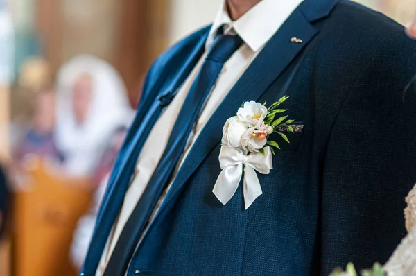 Branco boutonniere no casaco azul — Fotografia de Stock