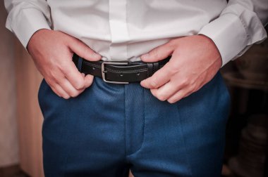 Kemerini tutan adamı kapatın