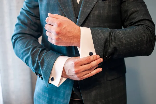 Um noivo fixando um botão de punho na camisa — Fotografia de Stock