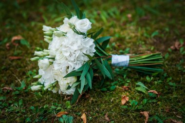 Yeşil çimenler üzerinde çiçek renkli buket