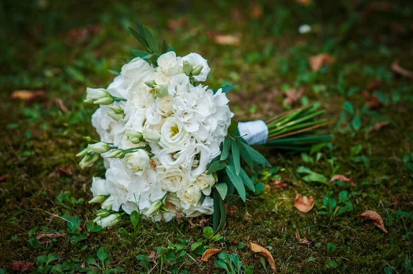 Барвистий букет з квітів на зеленій траві — стокове фото