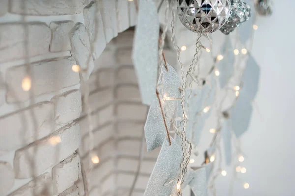 Llevó las lámparas de Navidad que brilla en la pared blanca —  Fotos de Stock