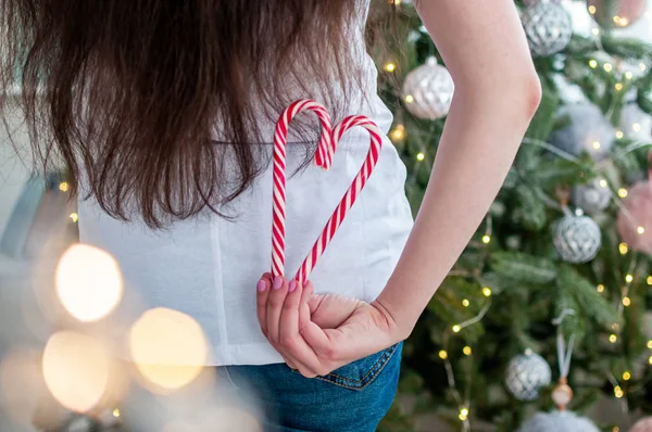 Menina segurando coração de amor de Santa Claus cana — Fotografia de Stock