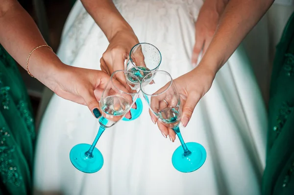 Девушки звонят с бокалами шампанского — стоковое фото