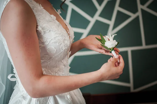 Невеста с цветами в руках — стоковое фото