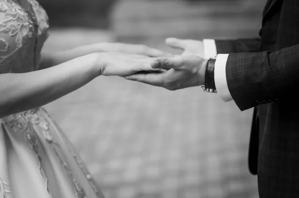 Пара женатых держащихся за руки — стоковое фото
