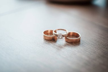 Masada üç altın alyans var.