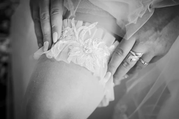 Bílý svatební podvazek na nohavici nevěsty černé a bílé — Stock fotografie