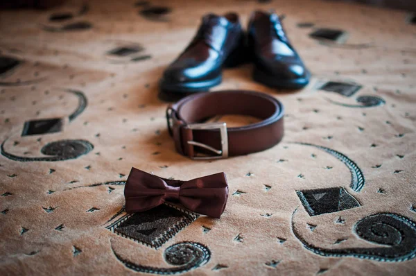 Pánské boty tiebow a hnědý pásek na koberci — Stock fotografie