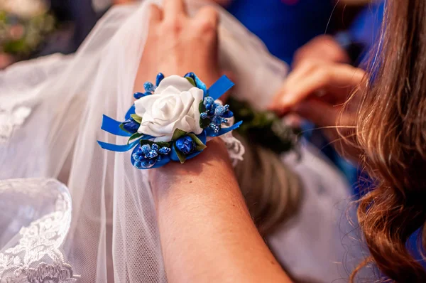 Подружка невесты помогает невесте с прической — стоковое фото