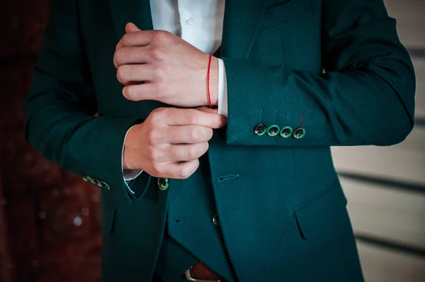 Un novio sujetando un gemelo en la camisa — Foto de Stock