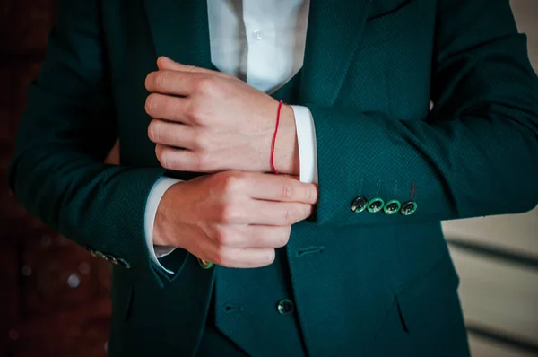 Un novio sujetando un gemelo en la camisa — Foto de Stock