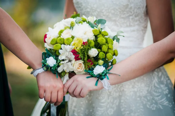 Boeket van flowerss in de hand van de bruid — Stockfoto