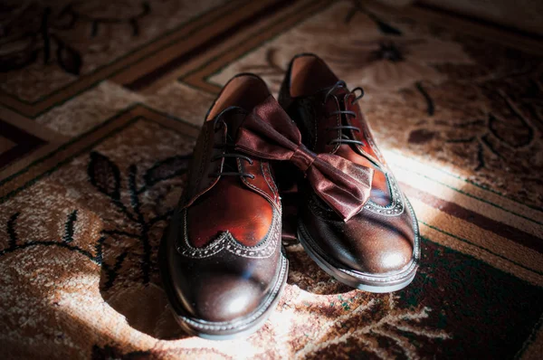 Brown homem sapatos e tiebow — Fotografia de Stock