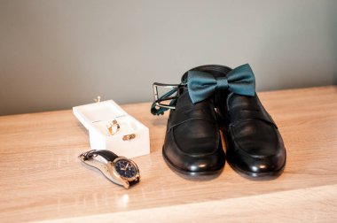 Bir çift altın alyans ve mavi kravat.