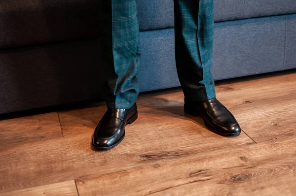Donkerbruine schoenen op de benen — Stockfoto