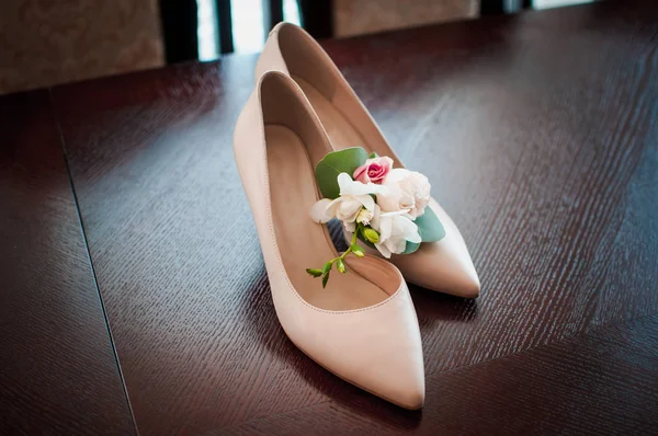 Обувь на высоком каблуке с цветами внутри — стоковое фото