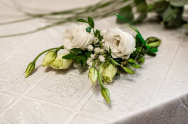 Masanın üzerinde beyaz gül yakası