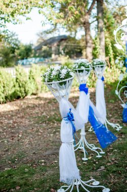 Demir tezgahlarda çiçek buketleri