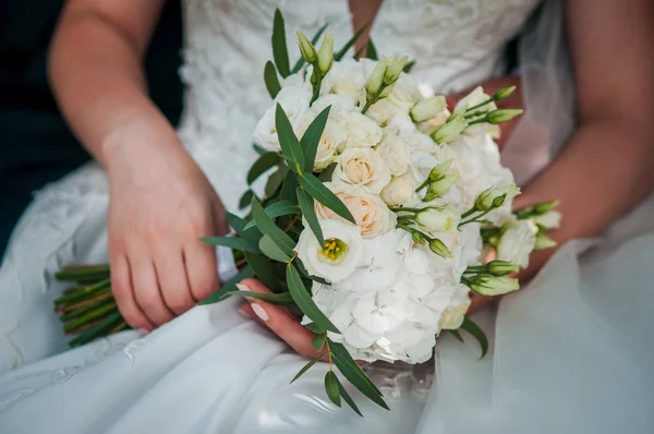 Bouquet de fleurs dans la main de la mariée — Photo