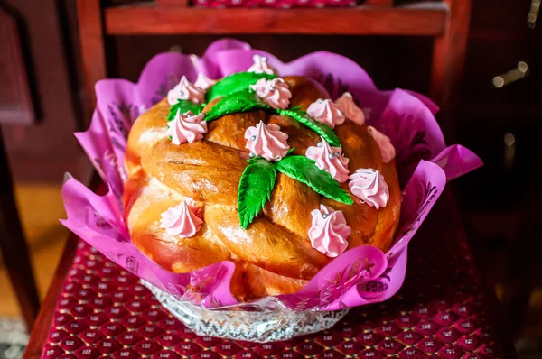 Traditional wedding Ukrainian bread Korovai with flowers — Stock Photo, Image