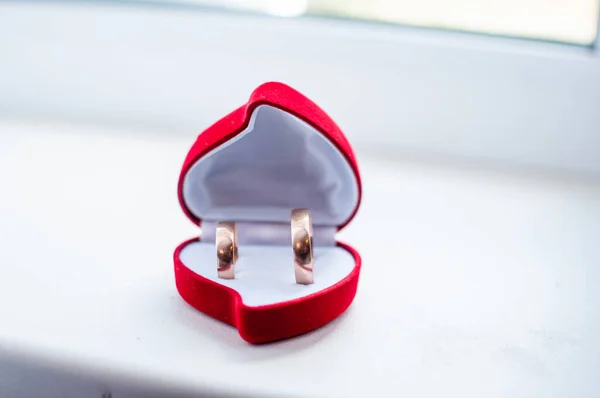 Par de anillos de boda de oro en la caja roja — Foto de Stock