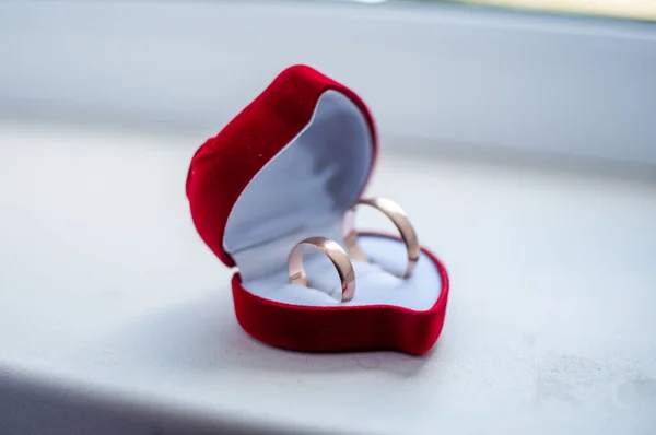 一对金结婚戒指在红色盒子 — 图库照片