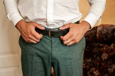 Kemerini tutan adamı kapatın