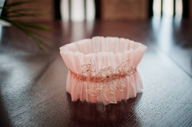 Ahşap masa üzerinde yatan şeftali renk jartiyer