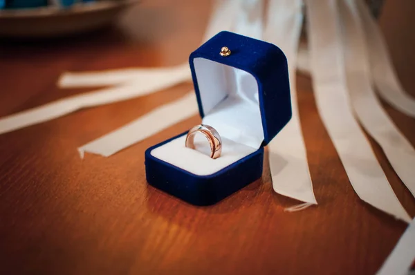 Par de anéis de casamento de ouro na caixa azul — Fotografia de Stock