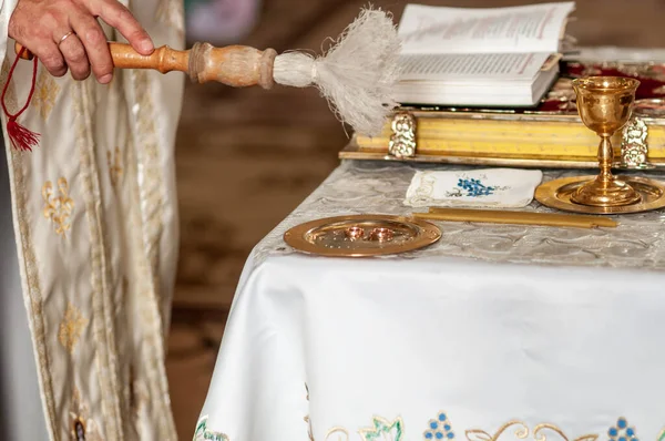 Sacerdote Consagra Anillos Boda Plato — Foto de Stock