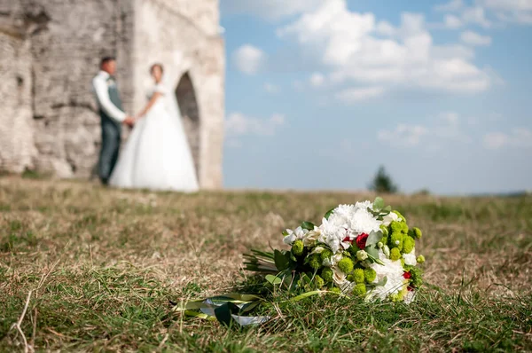 Blumenstrauß Auf Dem Gras Und Ein Paar Menschen Auf Dem — Stockfoto