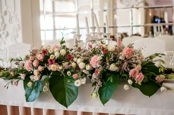 Färgglada blommor på det vita bordet — Stockfoto