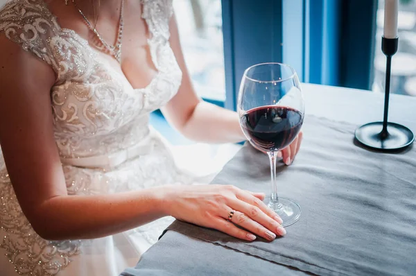 Sklenice s červeným vínem v dívčí ruce — Stock fotografie