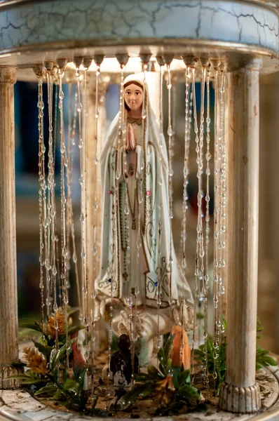 Küçük sunakta Meryem Ana 'nın heykeli. — Stok fotoğraf