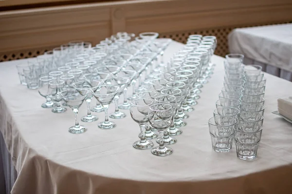 Bicchieri da bere vuoti sul tavolo bianco — Foto Stock