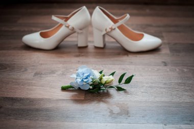 Beyaz, mavi düğmeli ve yüksek topuklu.