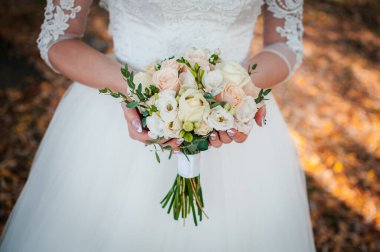 Gelinin elinde colorfull düğün buketi