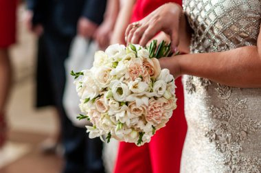 Gelinin elinde colorfull düğün buketi