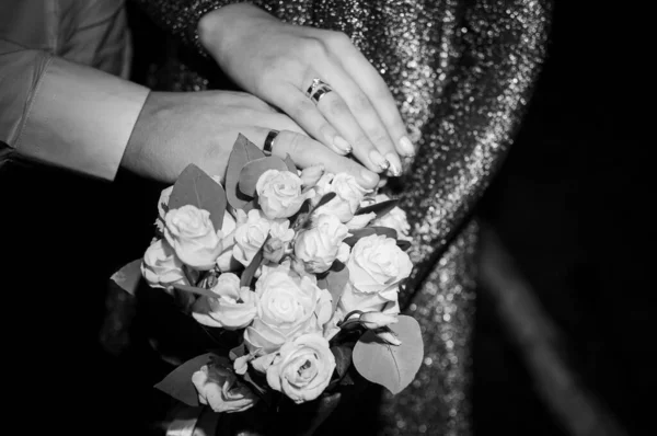 Damat Gelin Ellerinde Düğün Buketi Tutuyorlar — Stok fotoğraf