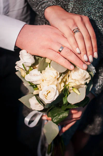 Damat Gelin Elinde Renkli Düğün Buketi Tutan — Stok fotoğraf