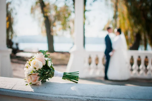 Buquê Rosas Corrimão — Fotografia de Stock