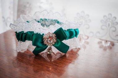 Masada yeşil jartiyer var.