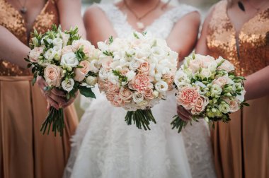 Pembe nedime Posies üçlüsü