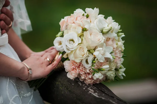 Anéis Casamento Ouro Buquê Colorido Flores — Fotografia de Stock