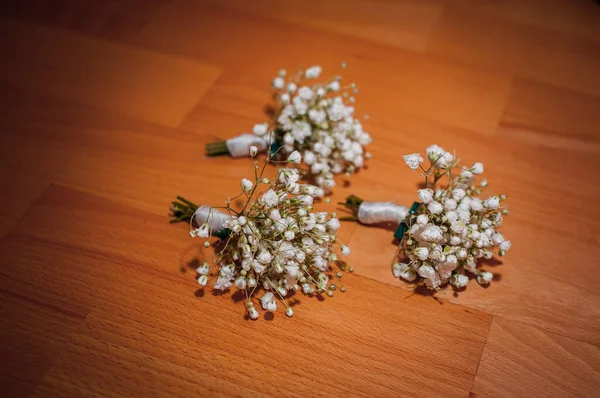 Weiße Blumensträuße Auf Dem Braunen Untergrund — Stockfoto