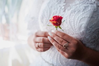 Gelinin ellerinde kırmızı gül