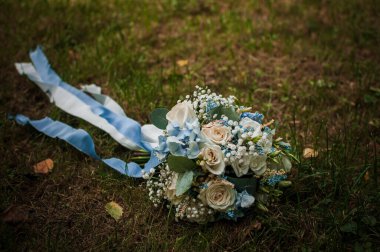 Çimlerin üzerinde duran renkli gül buketi